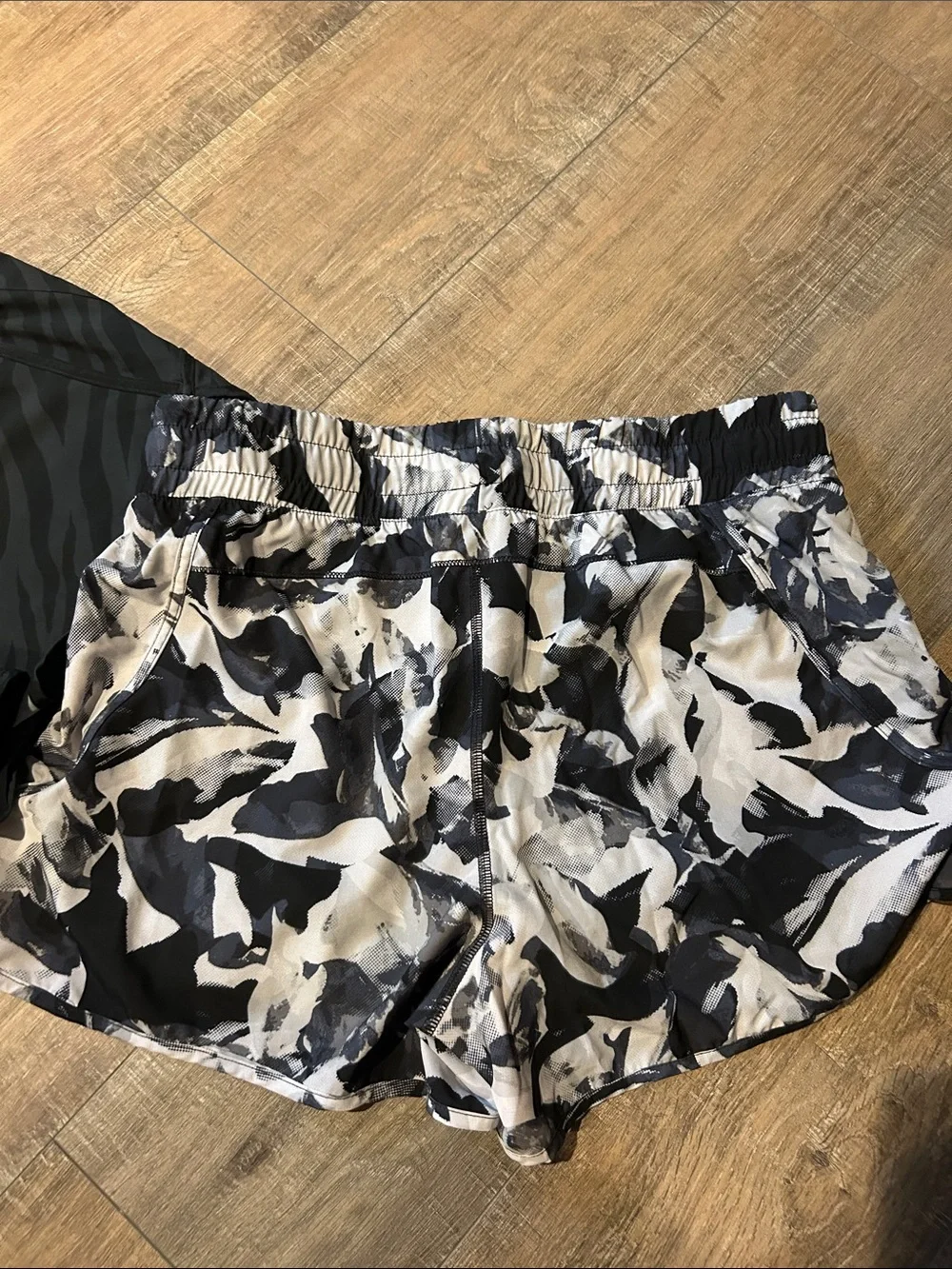 Women’s L Athletic Shorts - Picture 5 of 9